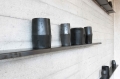 Cristina Treppo, Disperdere e contenere, 2019, 100 vasi in resina-cemento, cera, piani di ferro di 2x13x150 cm ciascuno, dimensioni site-specific