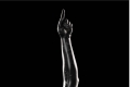 Michelangelo Galliani, Lass, 2019, marmo nero marquina, acciaio inox e acciaio, 260x150x150 cm (misure comprensive di basamento). Courtesy Cris Contini Contemporary, Londra.
