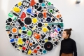 Alice Padovani accanto all'opera ICON. Nel cerchio di un'idea, 2022, tecnica mista, assemblaggio, 150 cm diametro