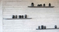 Cristina Treppo, Disperdere e contenere, 2019, 100 vasi in resina-cemento, cera, piani di ferro di 2x13x150 cm ciascuno, dimensioni site-specific
