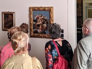 Alcuni visitatori accanto all'opera di Jean Boulanger