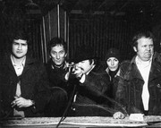 Da sinistra: Giuseppe Penone, Giovanni Anselmo, Antonio Tucci Russo, Alda Anselmo, Jan Dibbets. Tiro al bersaglio di piazza Vittorio Veneto, Torino, 1971